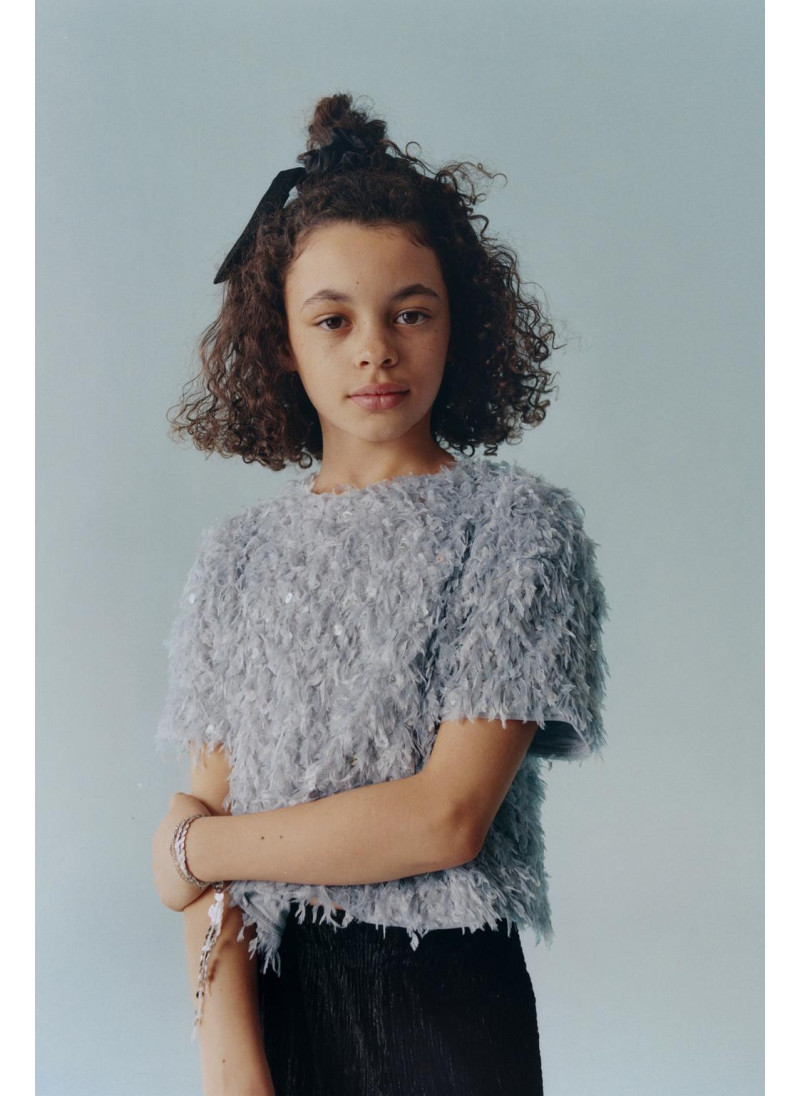 ФУТБОЛКА С ПЕРЬЯМИ И ПАЙЕТКАМИ ФУТБОЛКА С ПЕРЬЯМИ И ПАЙЕТКАМИ