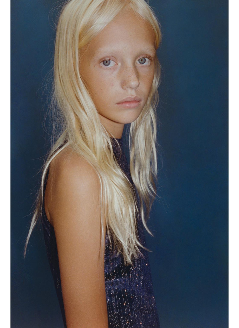 БАРХАТНЫЙ ТОП С БЛЁСТКАМИ БАРХАТНЫЙ ТОП С БЛЁСТКАМИ