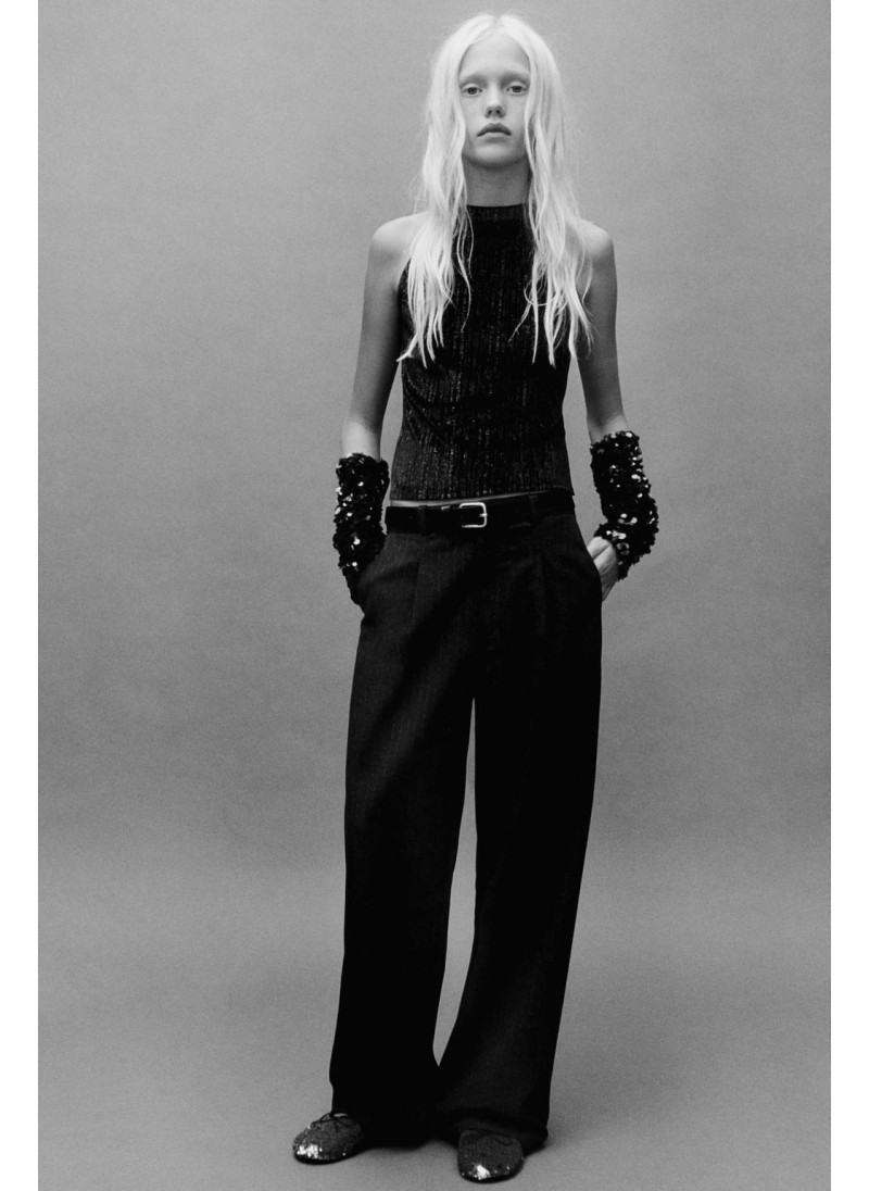 БАРХАТНЫЙ ТОП С БЛЁСТКАМИ БАРХАТНЫЙ ТОП С БЛЁСТКАМИ