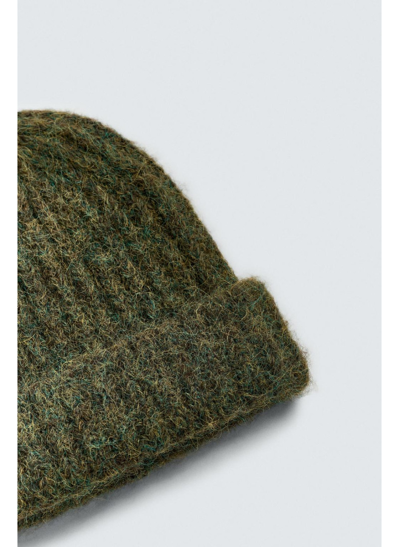 Шапка из структурированного вязаного материала Шапка из структурированного вязаного материала