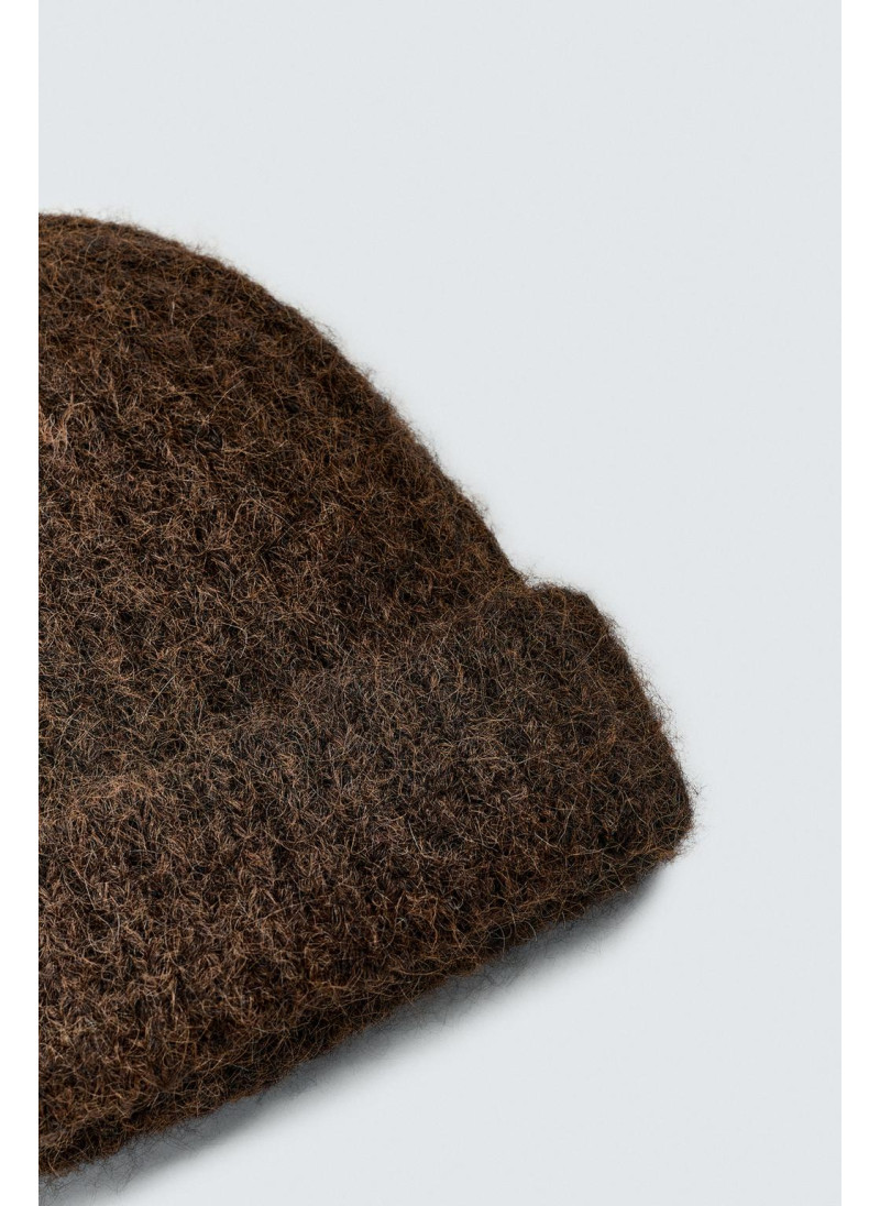 Шапка из структурированного вязаного материала Шапка из структурированного вязаного материала