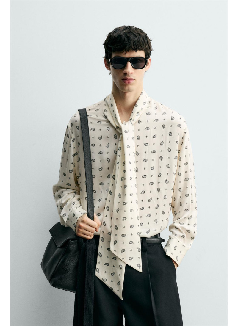 РУБАШКА С ПРИНТОМ «ПЕЙСЛИ» И БАНТОМ РУБАШКА С ПРИНТОМ «ПЕЙСЛИ» И БАНТОМ