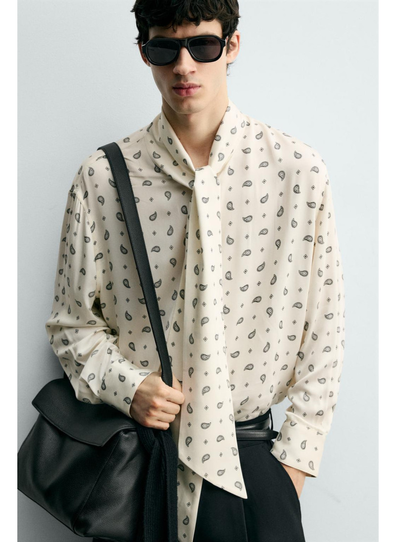 РУБАШКА С ПРИНТОМ «ПЕЙСЛИ» И БАНТОМ РУБАШКА С ПРИНТОМ «ПЕЙСЛИ» И БАНТОМ