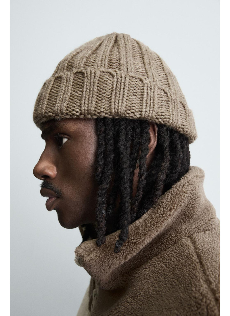 Шапка с ребристым узором