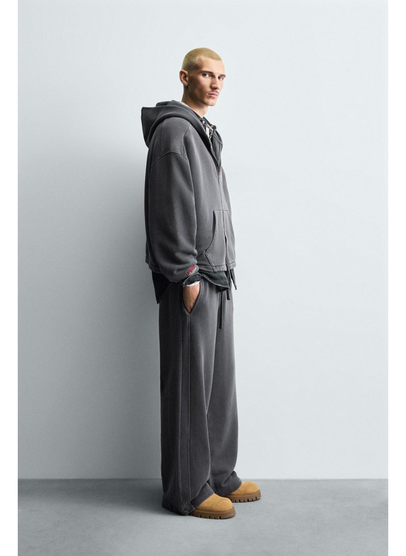 ДЖОГГЕРЫ WIDE FIT С ЭФФЕКТОМ ПОТЕРТОСТИ ДЖОГГЕРЫ WIDE FIT С ЭФФЕКТОМ ПОТЕРТОСТИ