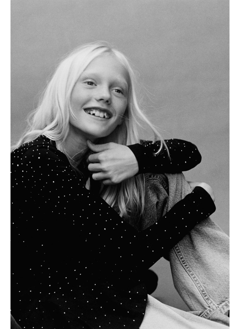 БЕСШОВНАЯ ФУТБОЛКА СО СТРАЗАМИ БЕСШОВНАЯ ФУТБОЛКА СО СТРАЗАМИ