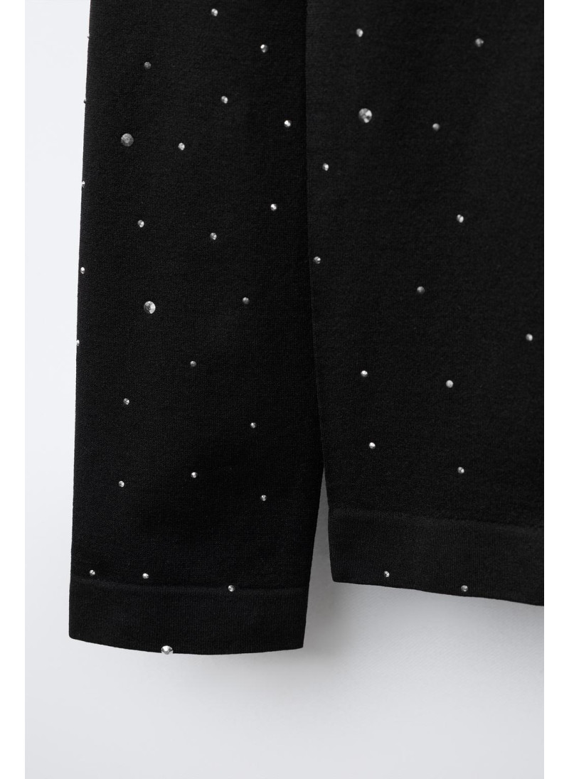 БЕСШОВНАЯ ФУТБОЛКА СО СТРАЗАМИ БЕСШОВНАЯ ФУТБОЛКА СО СТРАЗАМИ