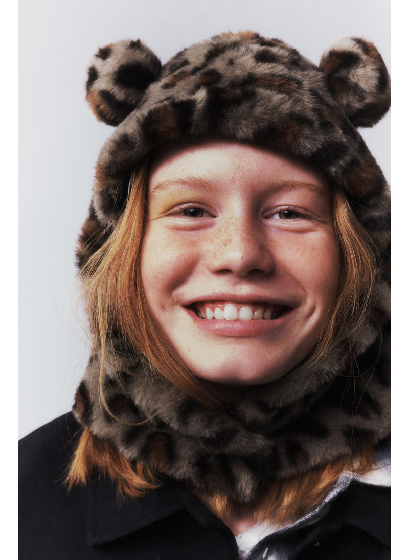 Шапка с капюшоном из искусс...