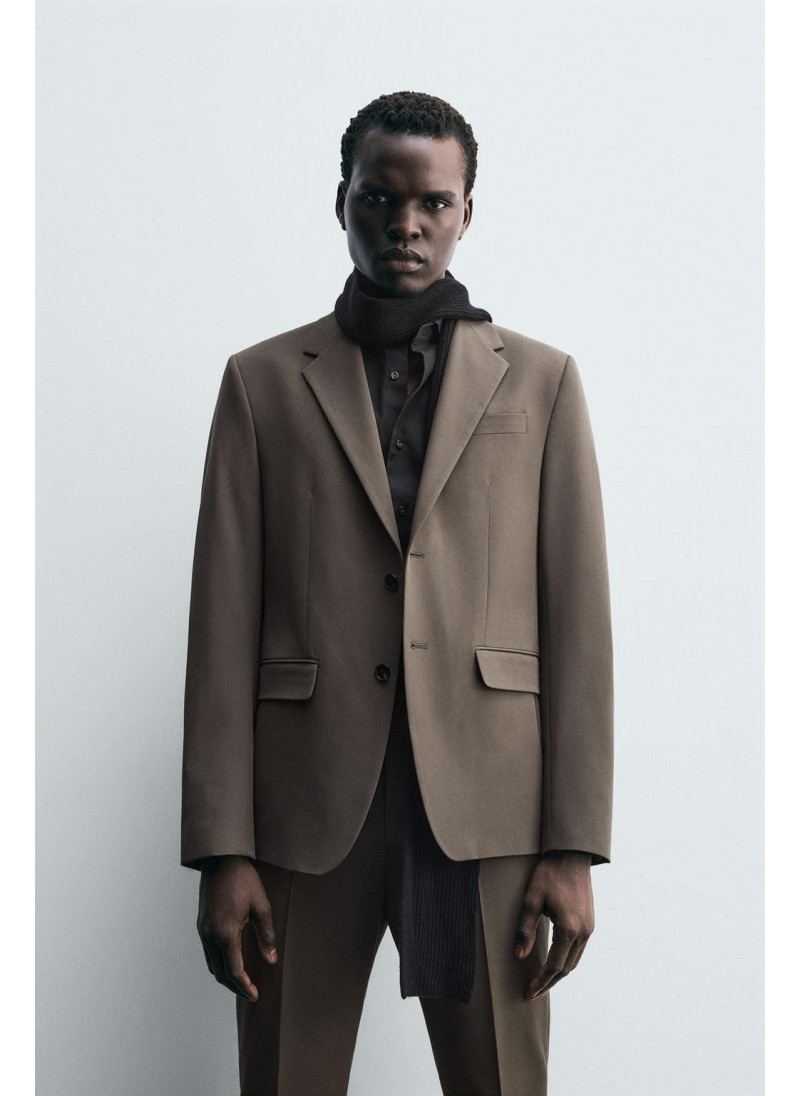 КОСТЮМНЫЙ ПИДЖАК КОМФОРТНОЙ ПОСАДКИ КОСТЮМНЫЙ ПИДЖАК КОМФОРТНОЙ ПОСАДКИ