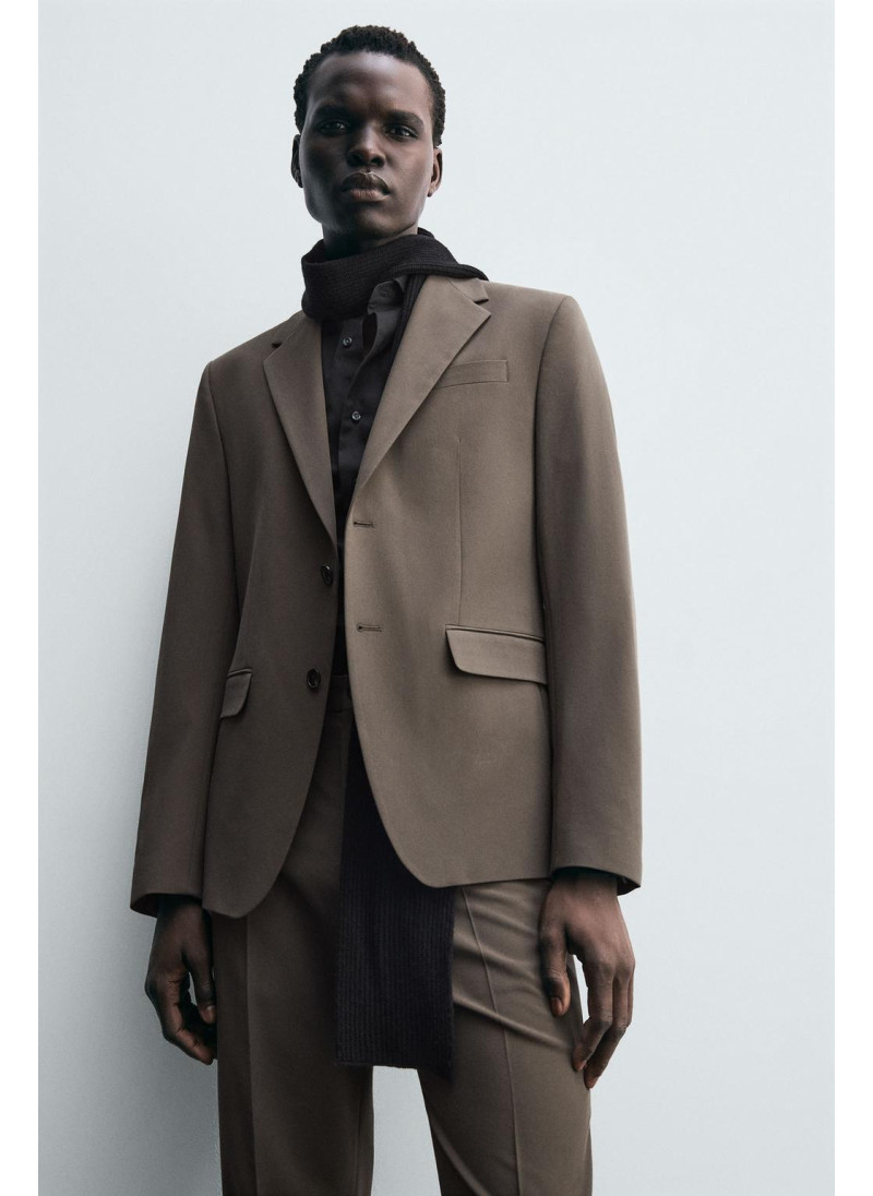 КОСТЮМНЫЙ ПИДЖАК КОМФОРТНОЙ ПОСАДКИ КОСТЮМНЫЙ ПИДЖАК КОМФОРТНОЙ ПОСАДКИ