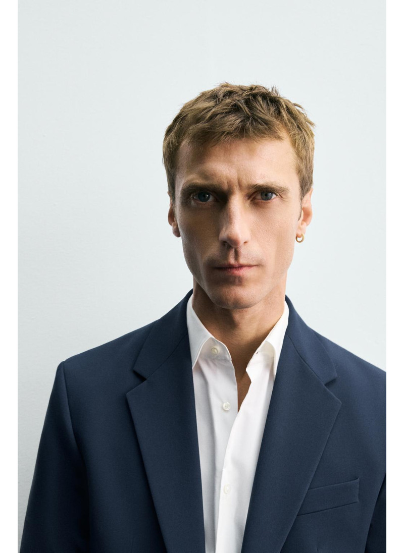 КОСТЮМНЫЙ ПИДЖАК КОМФОРТНОЙ ПОСАДКИ КОСТЮМНЫЙ ПИДЖАК КОМФОРТНОЙ ПОСАДКИ