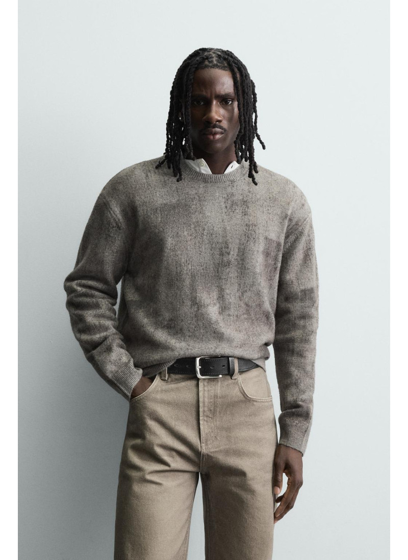 СВИТЕР С ВОРСИСТЫМ АБСТРАКТНЫМ ПРИНТОМ СВИТЕР С ВОРСИСТЫМ АБСТРАКТНЫМ ПРИНТОМ