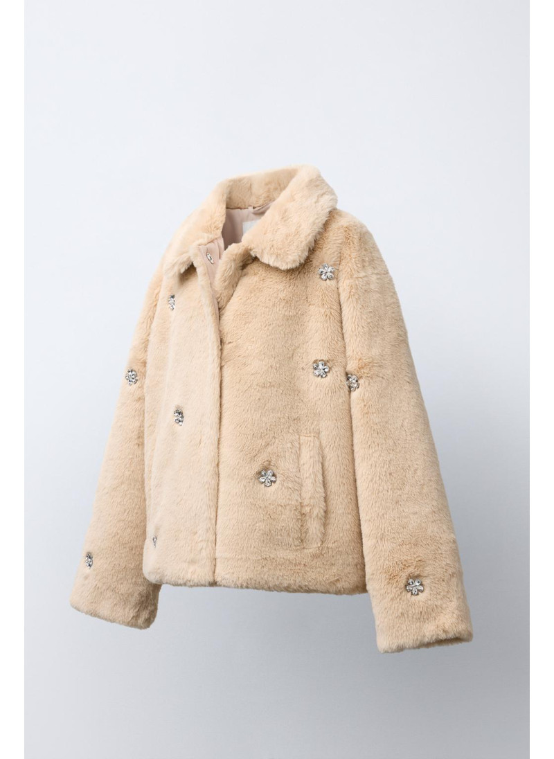 Короткое пальто из искусственного меха с камнями Короткое пальто из искусственного меха с камнями