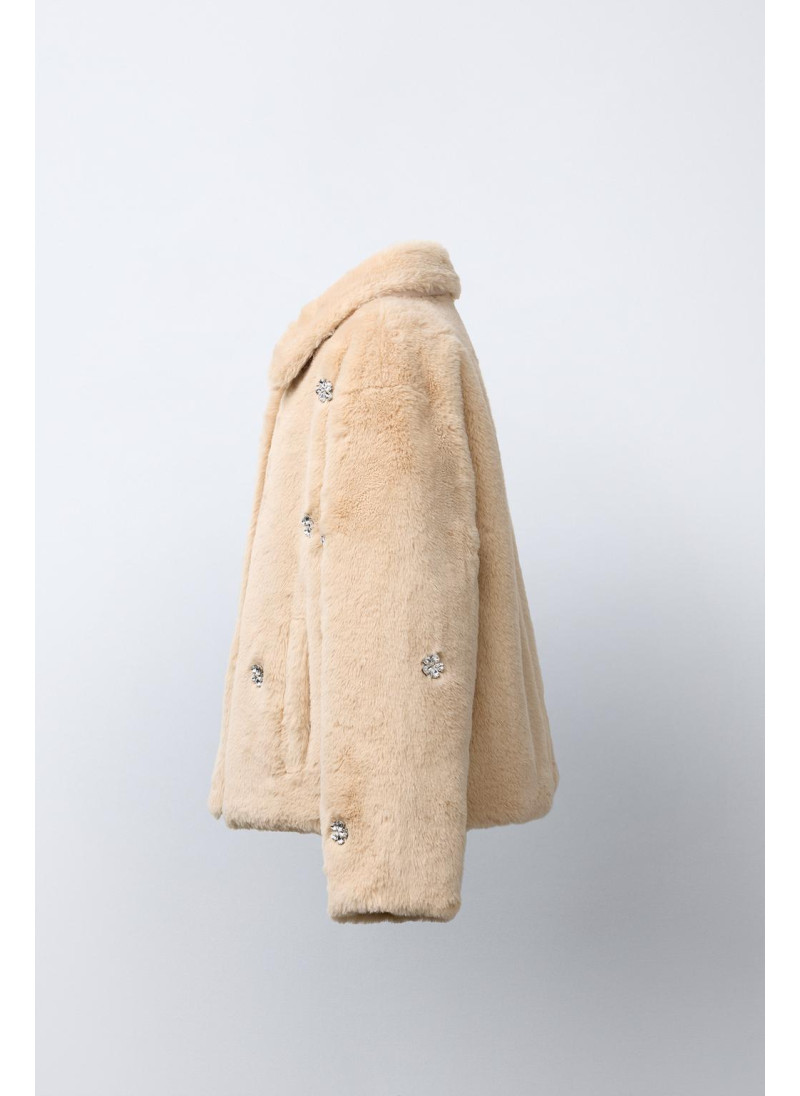 Короткое пальто из искусственного меха с камнями Короткое пальто из искусственного меха с камнями