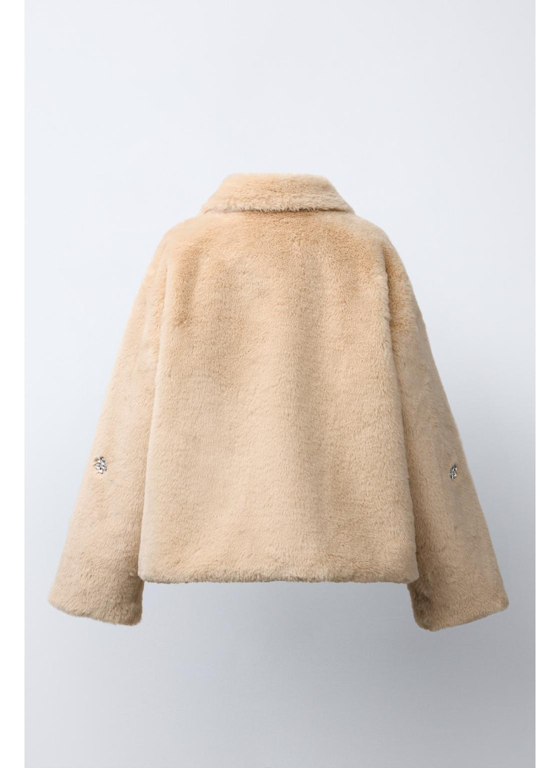 Короткое пальто из искусственного меха с камнями Короткое пальто из искусственного меха с камнями