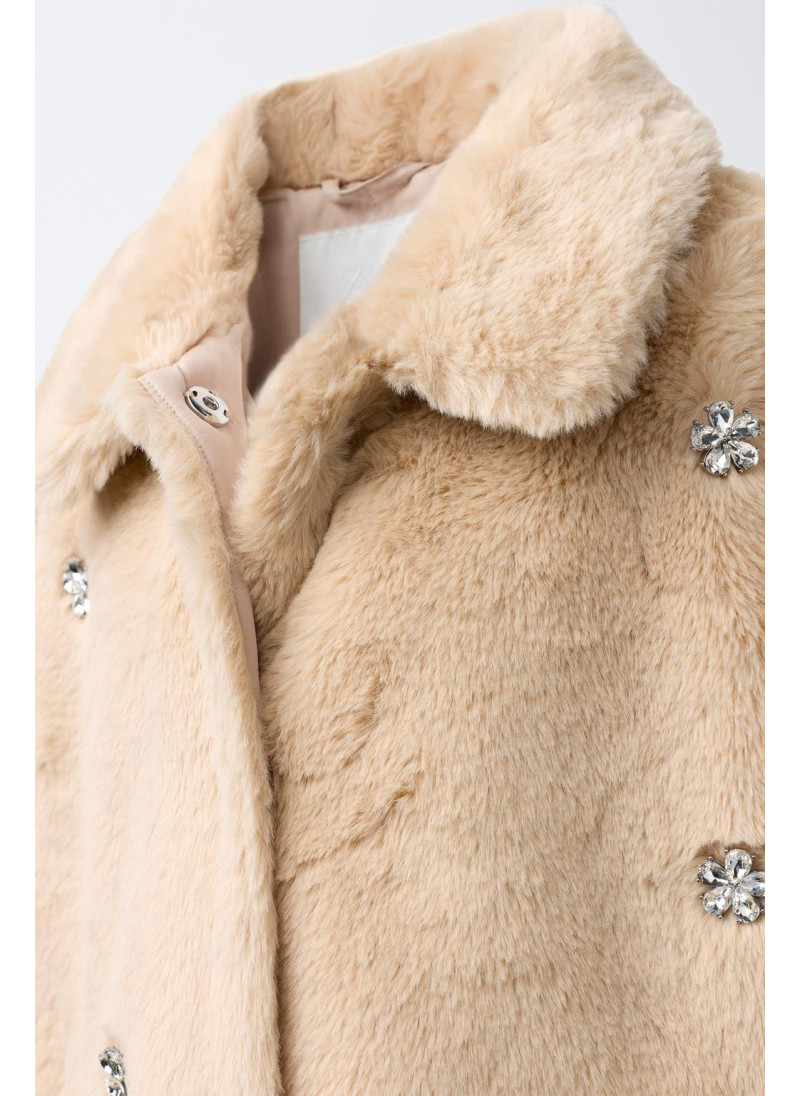 Короткое пальто из искусственного меха с камнями Короткое пальто из искусственного меха с камнями