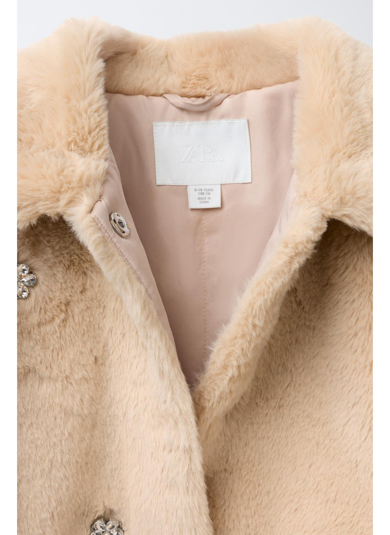 Короткое пальто из искусственного меха с камнями Короткое пальто из искусственного меха с камнями